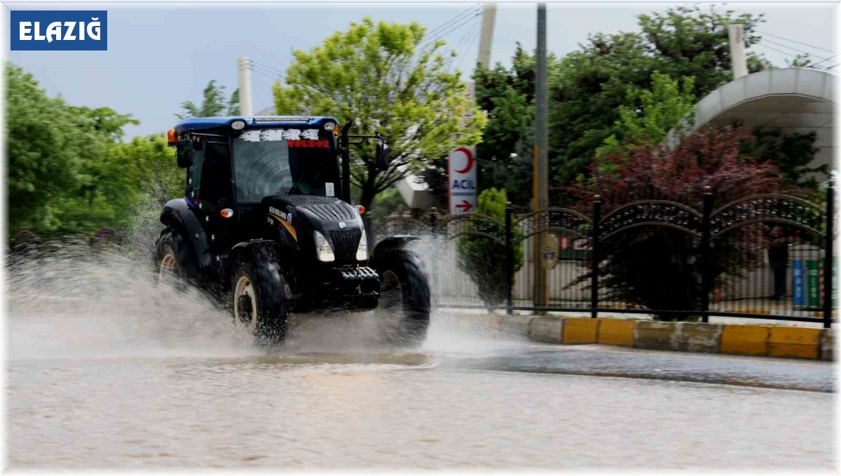 Yağmur alt geçidi suyla doldurdu, sürücüler güçlük çekti