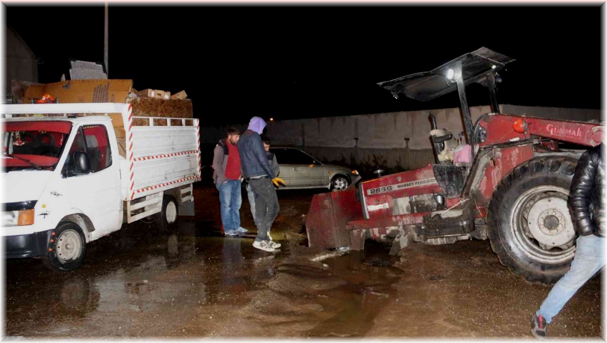Yağmur sonrası yolda oluşan çukur başında nöbet tuttular