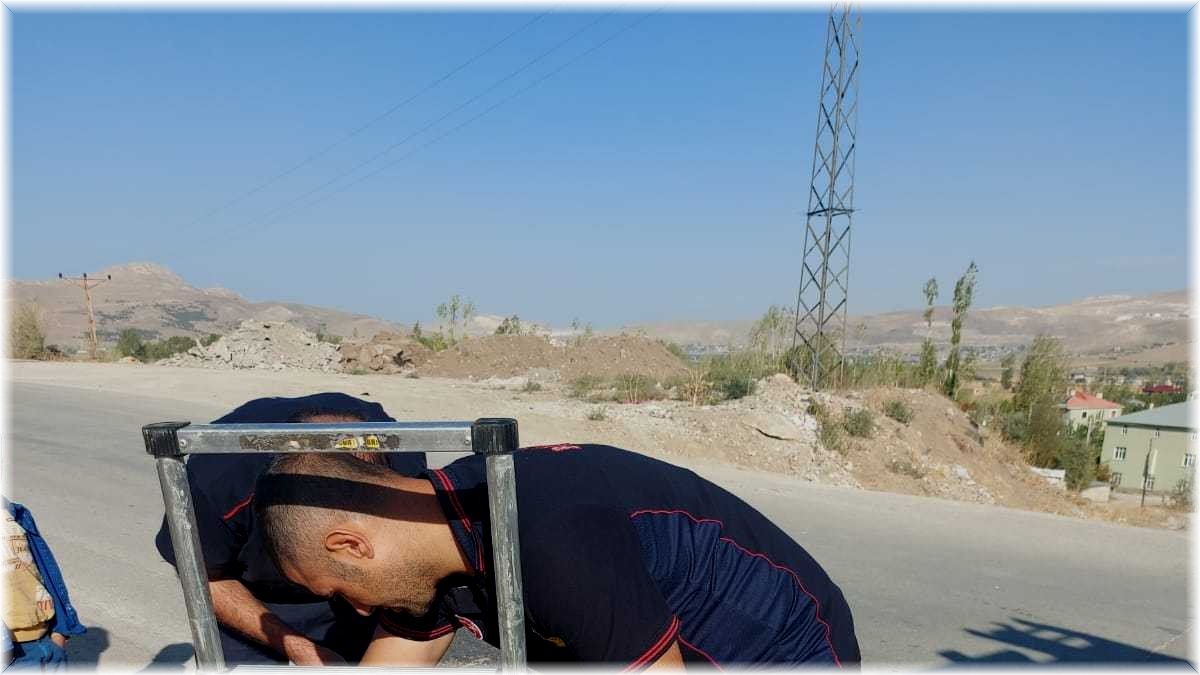 Yağmur suyu tahliye kuyusuna düşen kuzu kurtarıldı