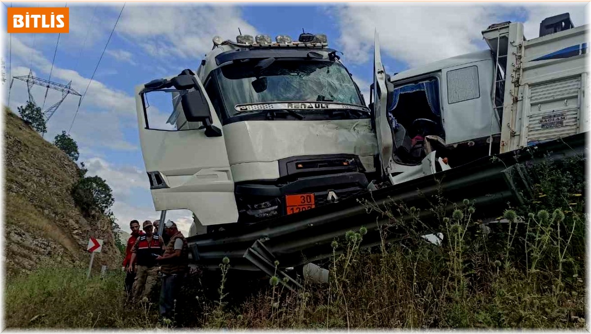 Yakıt tankeriyle tır kafa kafaya çarpıştı: 3 yaralı
