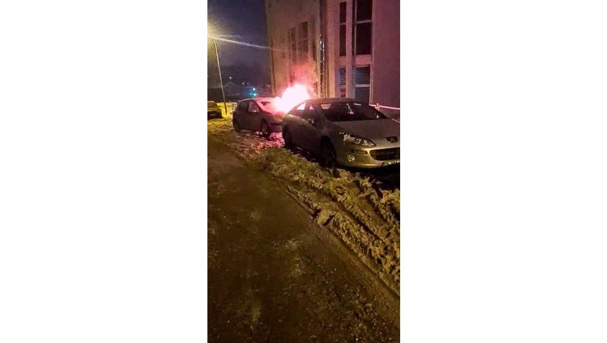 Yakutiye'de park halindeki araç alev alev yandı