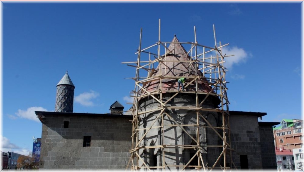 Yakutiye Medresesi ve Karanlık Kümbet'te devam eden restorasyon çalışmalarında sona gelindi