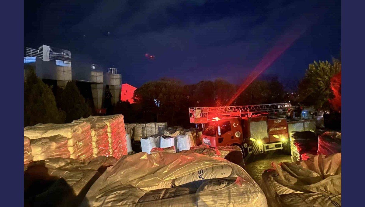 Yalıtım fabrikasında yangın: 16 kişi dumandan etkilendi