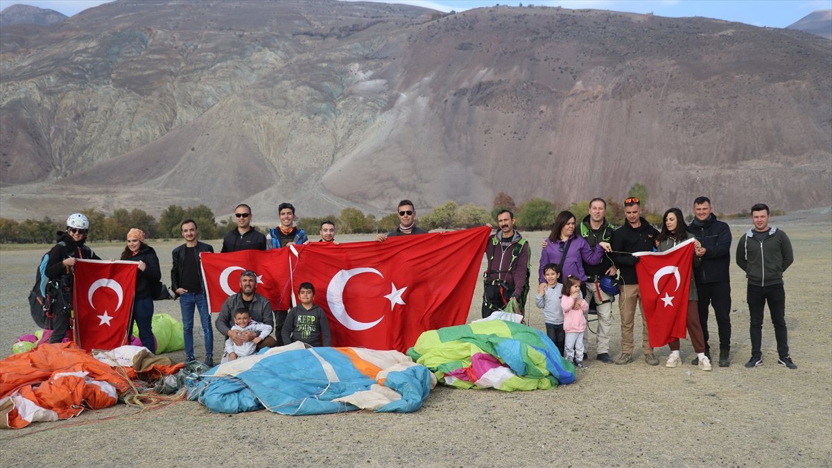 Yamaç paraşütçüleri Cumhuriyet Bayramını gökyüzüne Türk bayrağı açarak kutladı