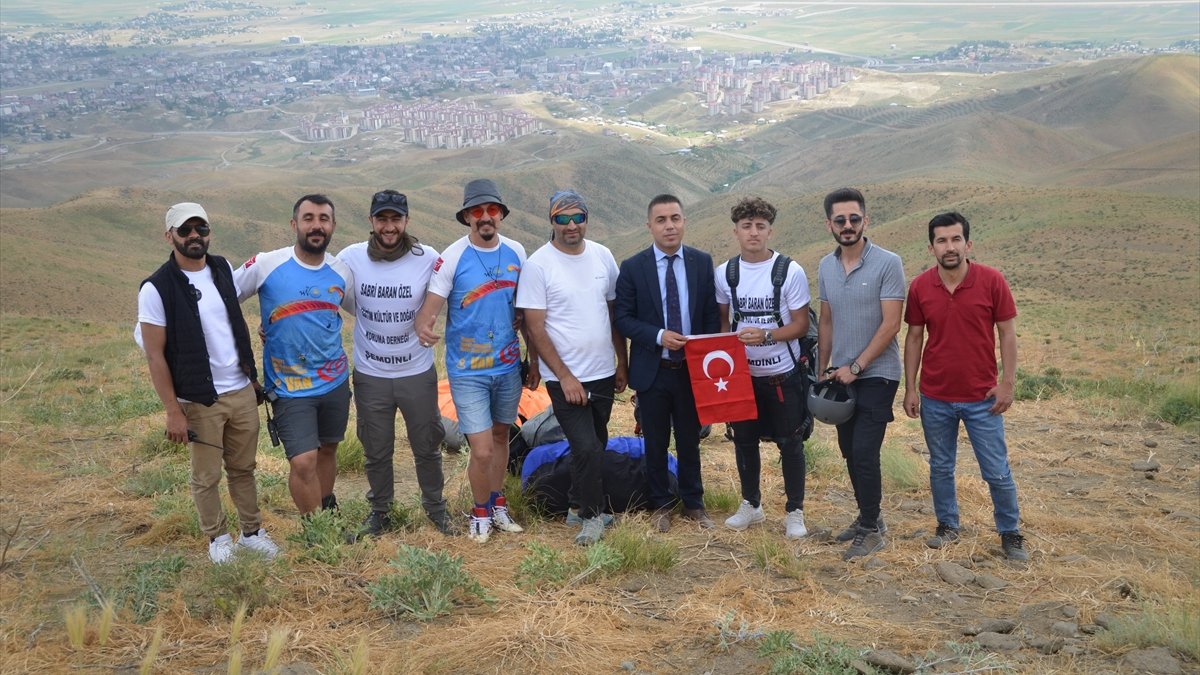 Yamaç paraşütü eğitmenleri şehit oğlunun uçma hayalini gerçekleştirdi