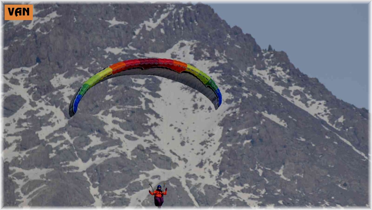Yamaç paraşütü tutkunları Erek Dağı eteğinde antrenman yapıyor