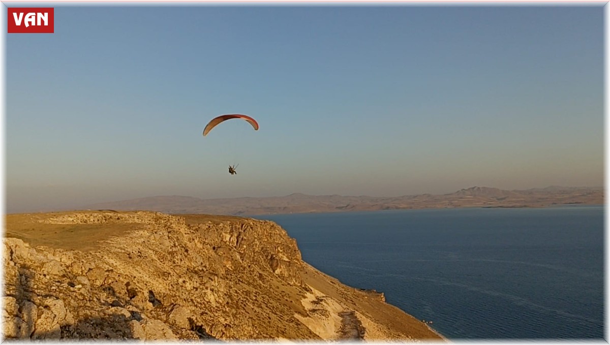 Yamaç paraşütü tutkunlarının yeni adresi Erciş oldu