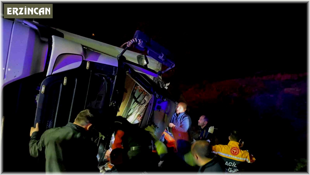 Yan yatan tırın içinde sıkışan sürücüsü kurtarıldı