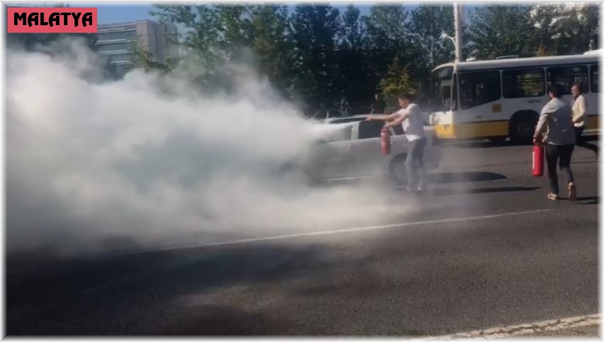Yanan araç için vatandaşlar seferber oldu