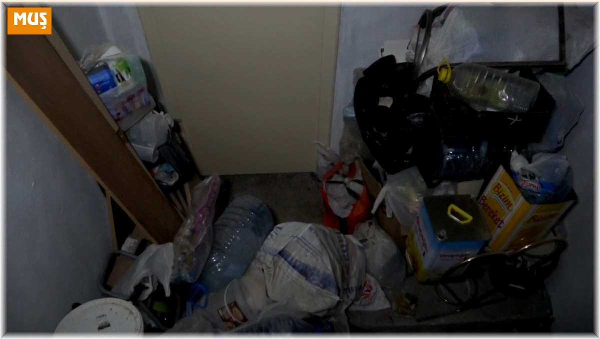 Yangın merdivenlerine konulan eşyalar tahliyeyi engelliyor