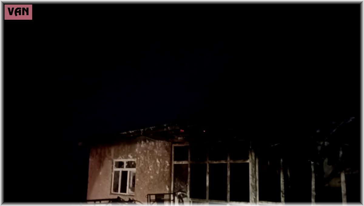 Yangına giden itfaiye aracı kardan dolayı yolda mahsur kaldı