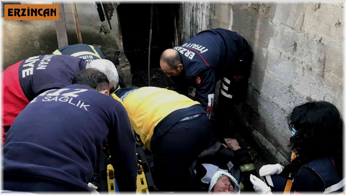 Yangına müdahale eden itfaiye eri çatıdan düşerek yaralandı