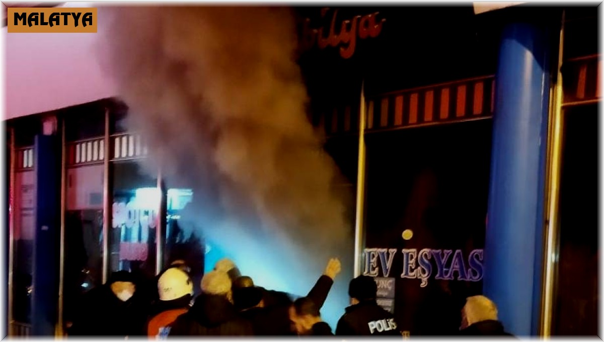 Yangına müdahale eden itfaiye eri dumandan etkilendi