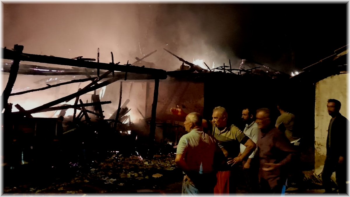 Yangında ev ve traktör zarar gördü