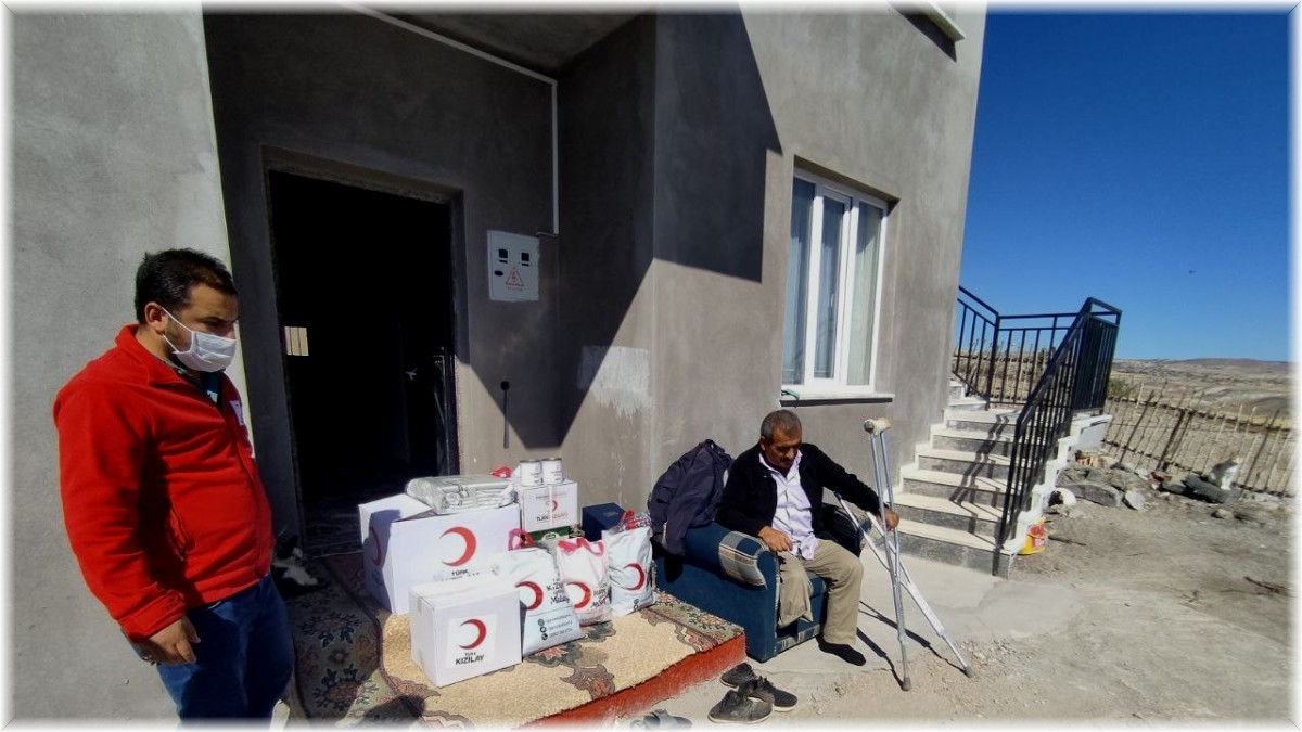 Yangında evi küle dönen aileye Kızılay şefkati