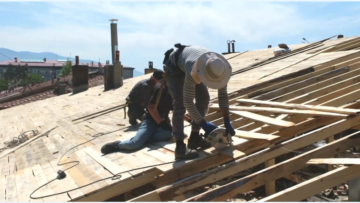 Yangında zarar gören işyerlerinde çalışmalar sürüyor