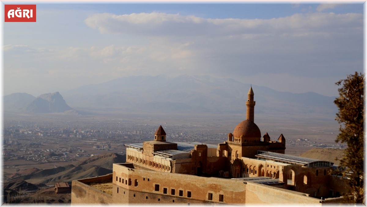 Yapımı 99 yıl süren tarihi saray: "İshak Paşa Sarayı"