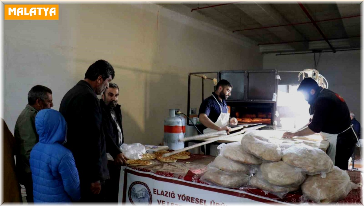 Yaptırdığı seyyar fırınla depremzede vatandaşlara sıcak ekmek dağıtıyor
