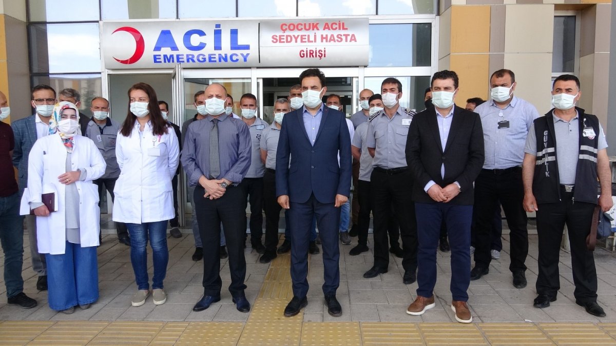 Yaralı halde getirildiği hastanede 6 kişiyi darp etti