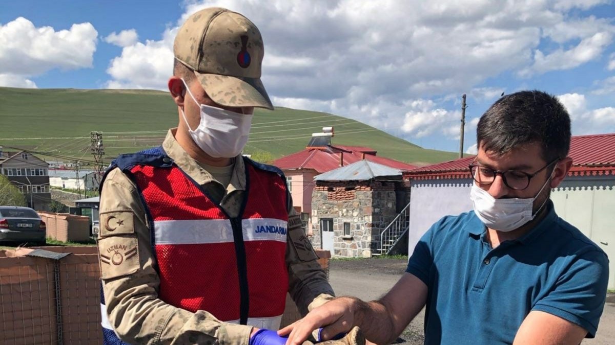 Yaralı Şahin'e jandarma şefkati