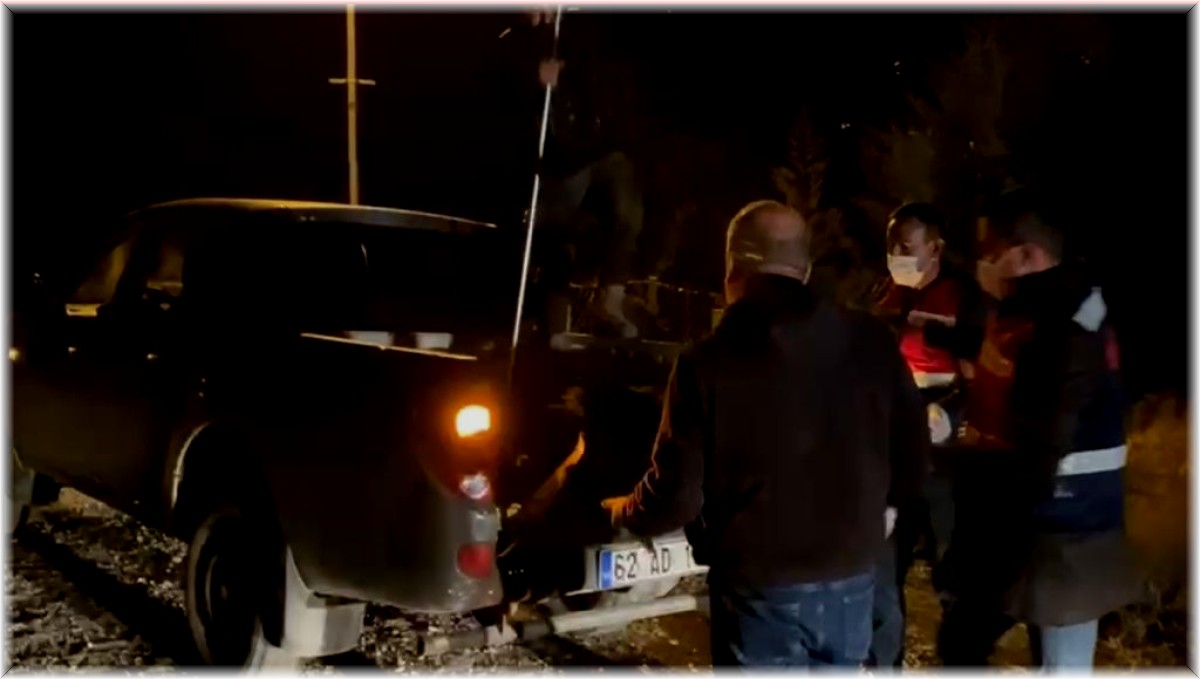 Yaralı yavru ayıya jandarmadan şefkat eli