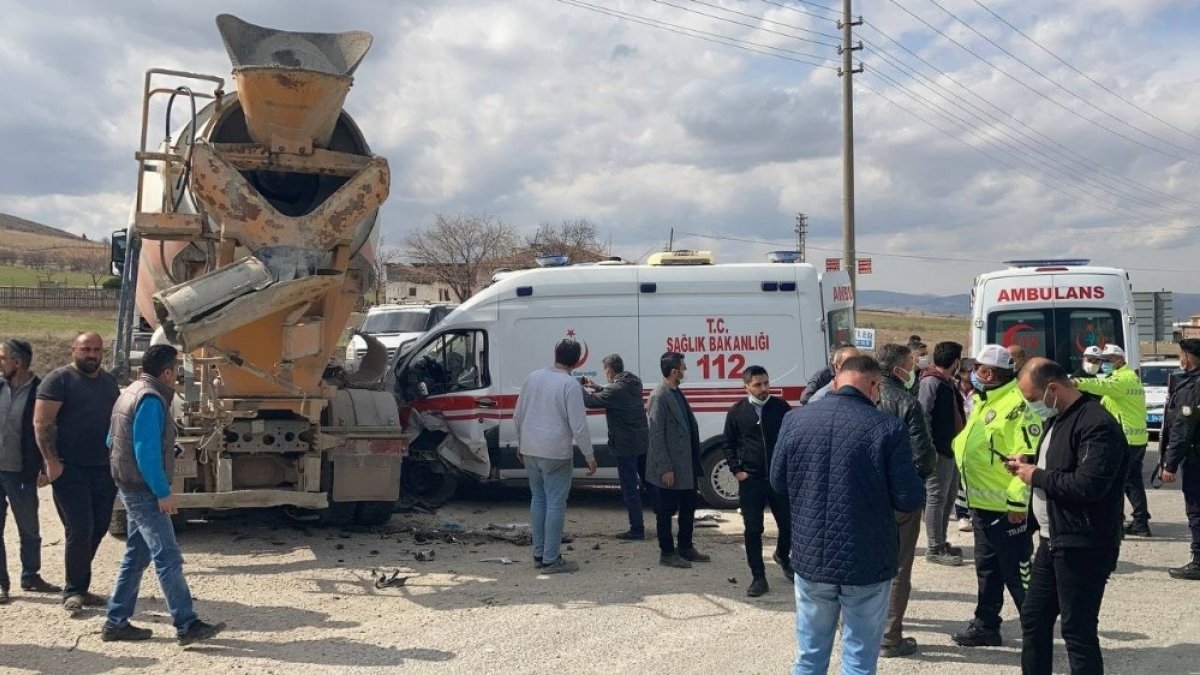 Yaralıları taşıyan ambulans, beton mikserine çaptı: 3'ü sağlıkçı 5 yaralı