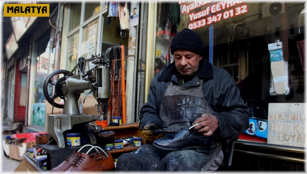Yarım asırdır baba mesleği olan ayakkabı tamirciliğini icra ediyor