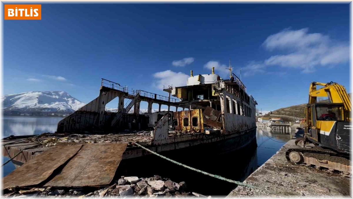 Yarım asırlık feribotun söküm işlemi başladı