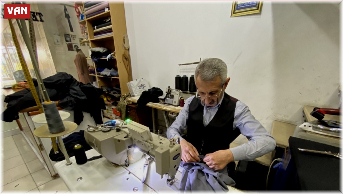 Yarım asırlık terzi paralarını ütüledikten sonra cüzdanına koyuyor