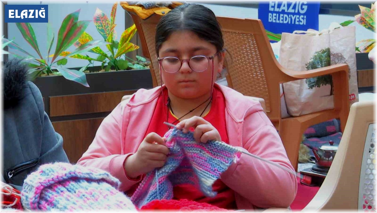 Yaşı küçük ama gönlü büyük, kendisi gibi depremzede çocuklar için bere ve atkı örüyor