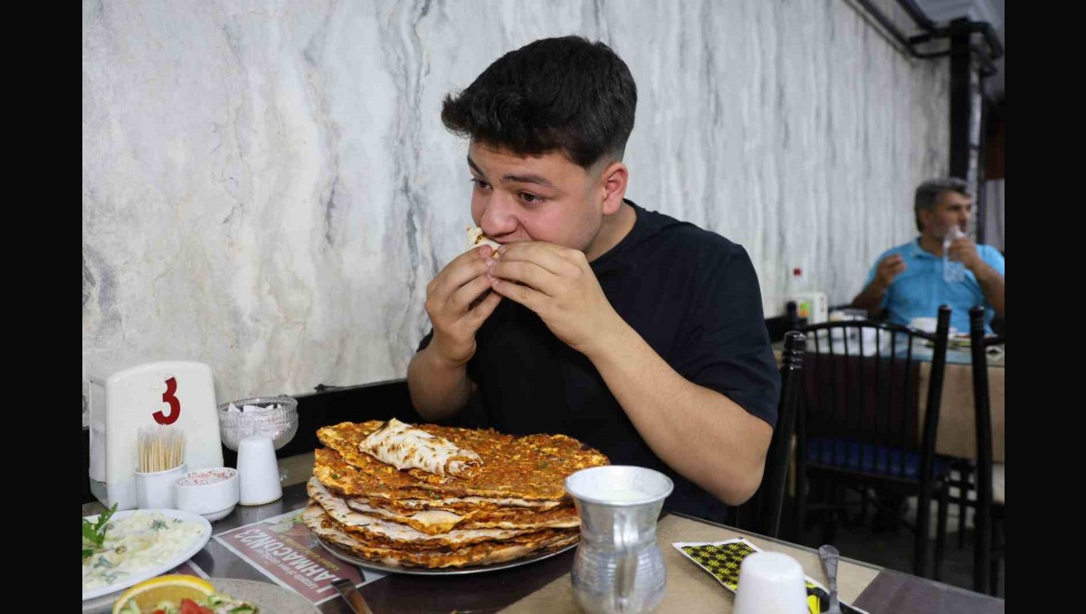 Yaşına ve kilosuna bakmadan bir oturuşta 15 lahmacun yiyor