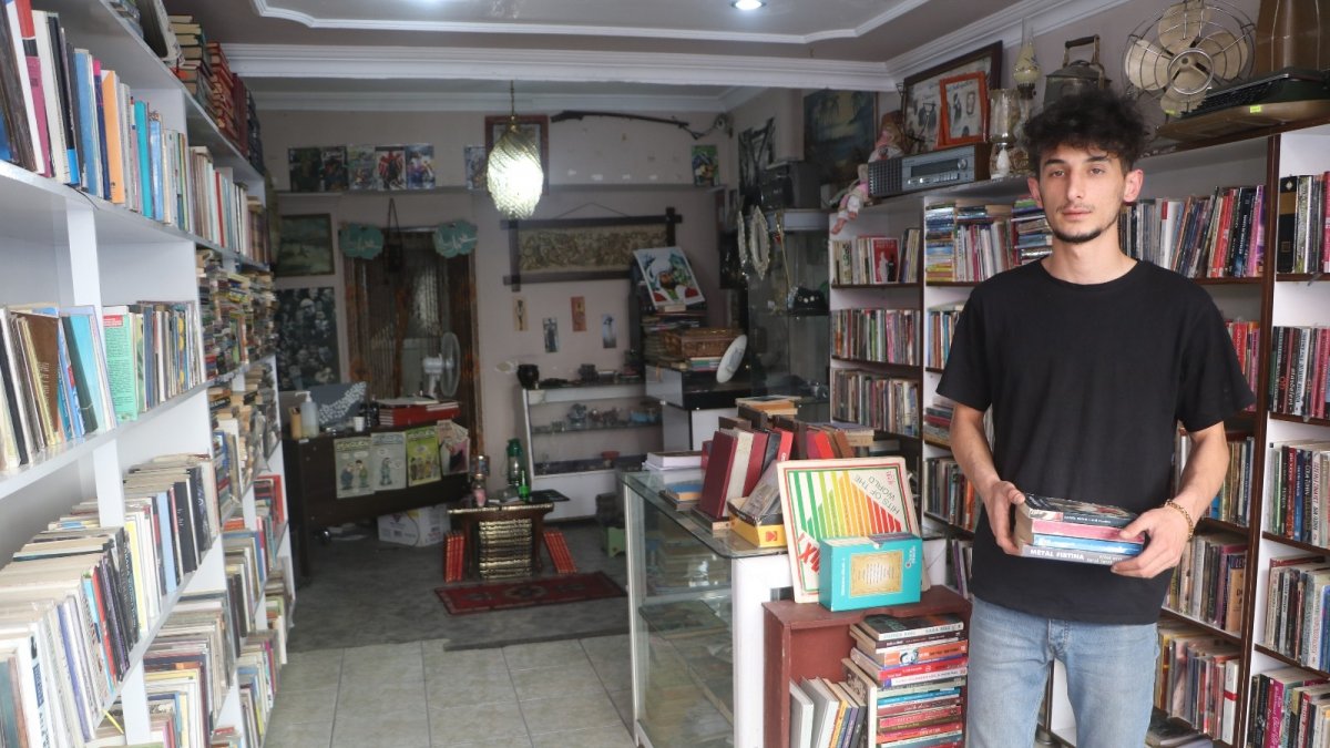 Yaşıtları dijital dünyada kaybolan genç, okuduğu kitaplarla sahaf açtı