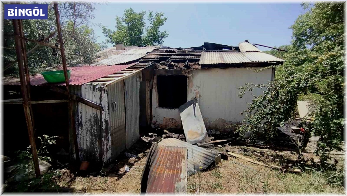 Yaşlı kadını yangından komşusu kurtardı