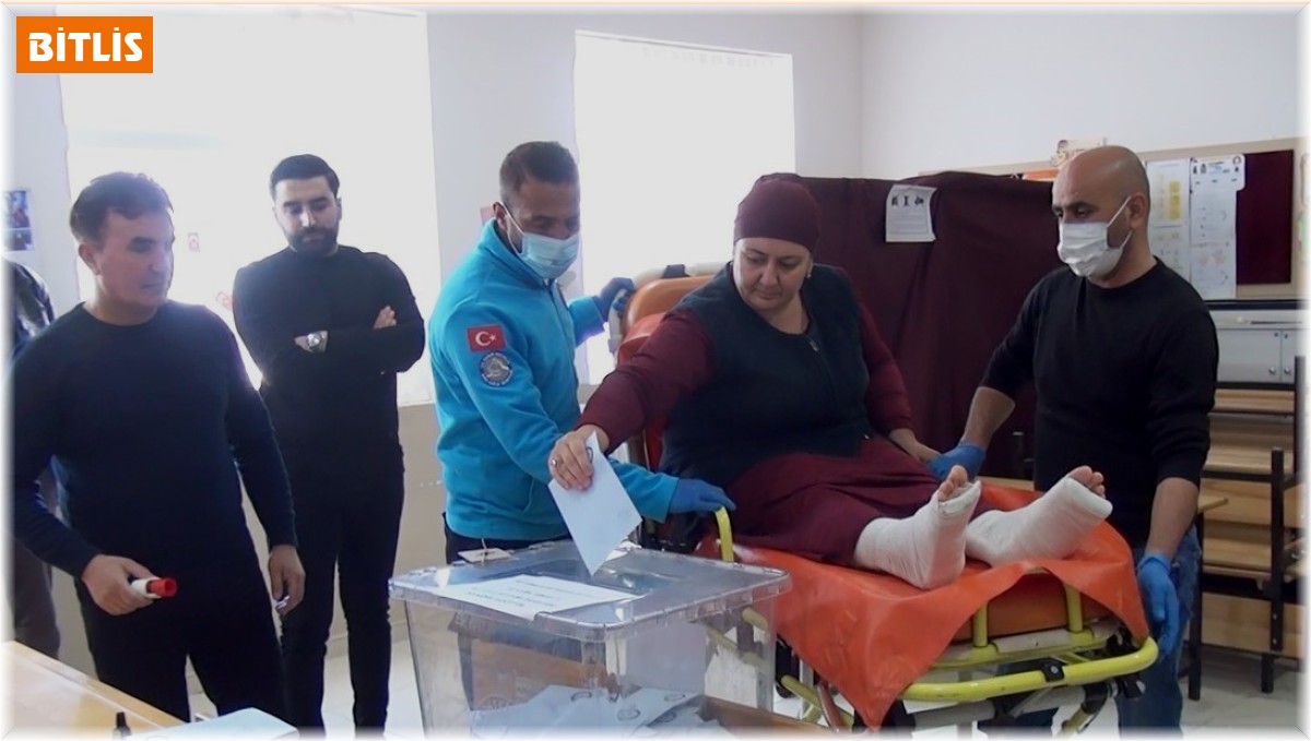 Yatağa bağımlı hastalar oy kullanmaya sedyeyle götürüldü