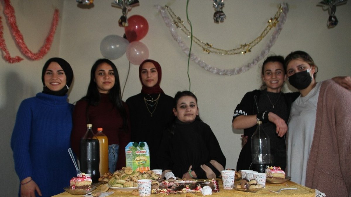 Yatağa mahkum kıza doğum günü sürprizi