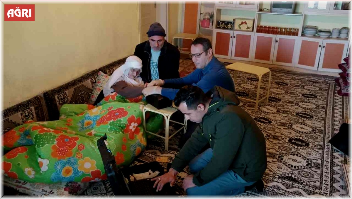 Yatalak ve görme engelli Makbule Güneş'in kimlik yenileme işlemi evinde yapıldı