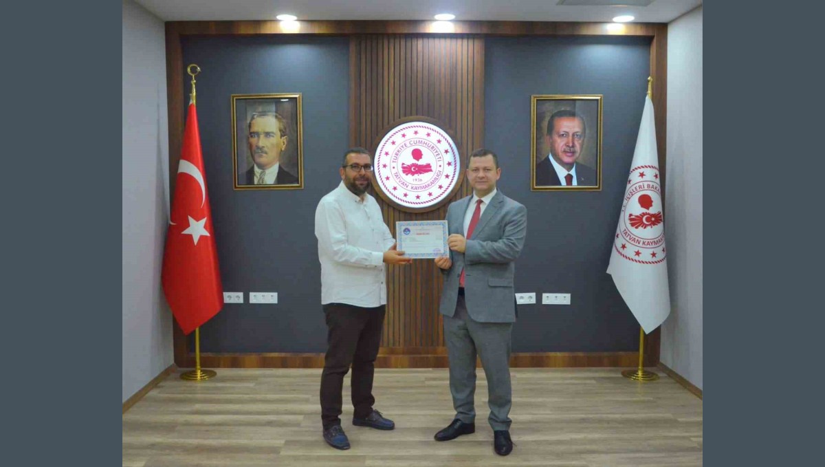 Yavru kediyi kurtarıp, üç şehir gezdirdikten sonra annesine kavuşturan öğretmene Kaymakamdan başarı belgesi