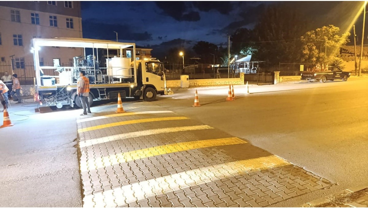 Yaya geçidi çizgileri boyanarak daha belirgin hale getirildi