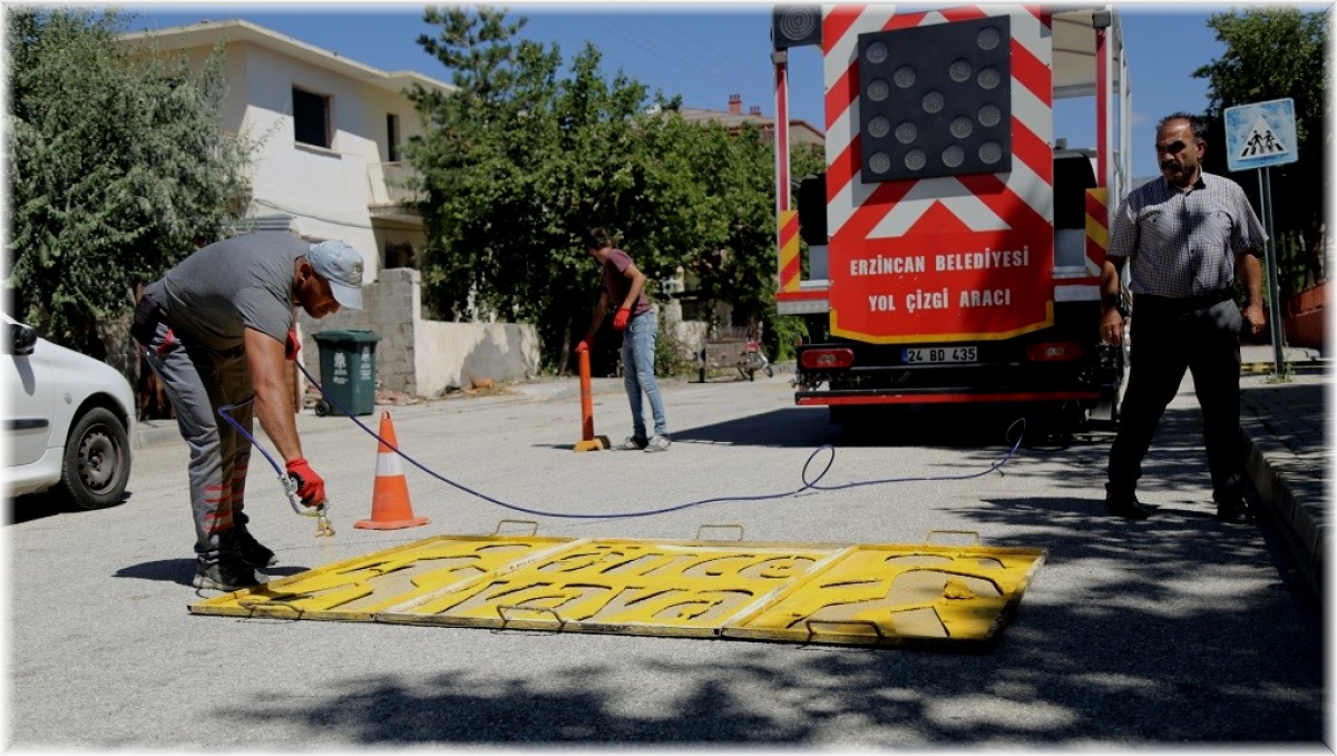 Yaya geçidi çizgileri boyanıyor