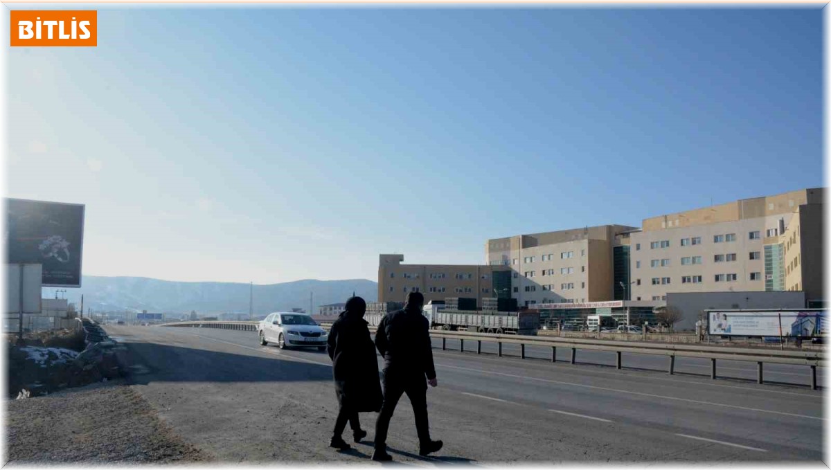 Yaya geçidi olmayan kara yolunda yayalar ölümle burun buruna kalıyor