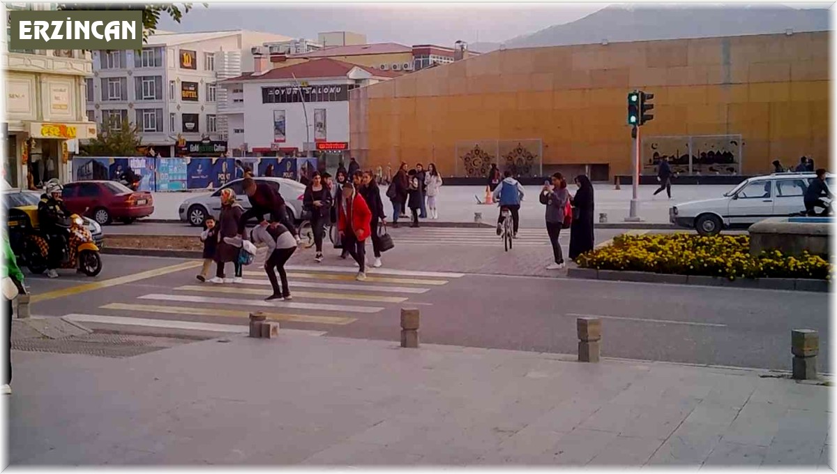 Yaya geçidinde tehlikeli oyun: Birdirbir