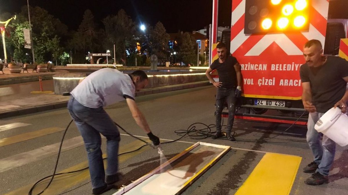 Yaya geçitleri boyanıyor