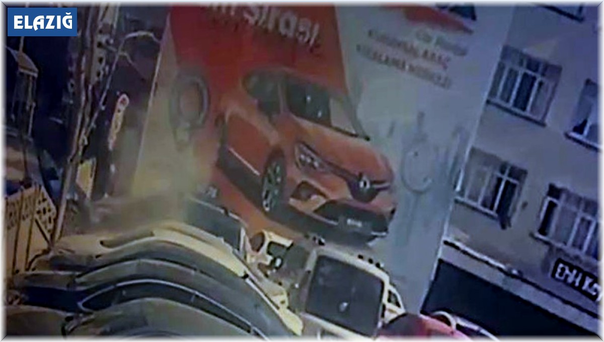 Yayaları önüne alıp duvara çarpmıştı: Kaza anı güvenlik kameralarına yansıdı