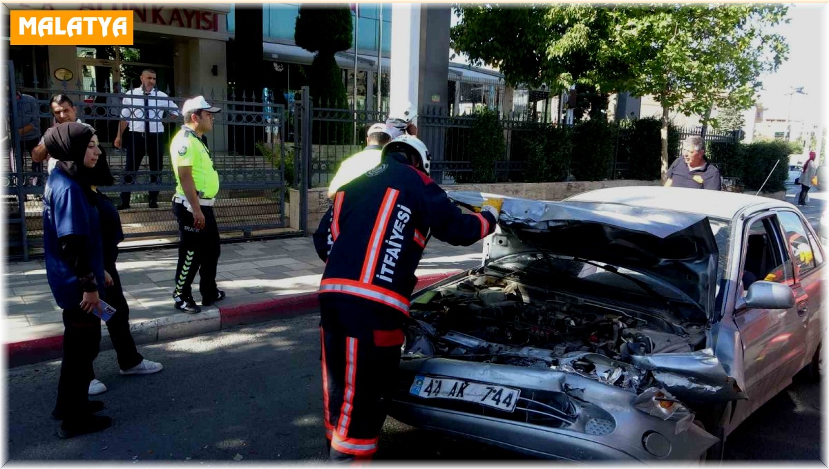 Yayaya yol vermek isterken kazaya neden oldu
