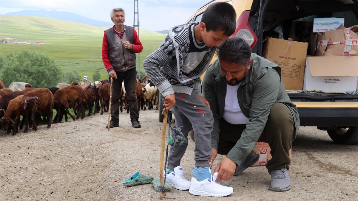 Yayladaki çocukların bayramlığı hayırseverlerden
