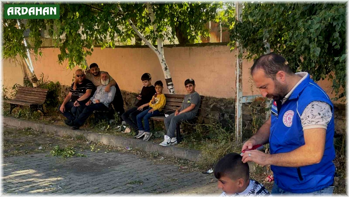 Yaylaları dolaşıp çocukları ücretsiz tıraş ediyorlar