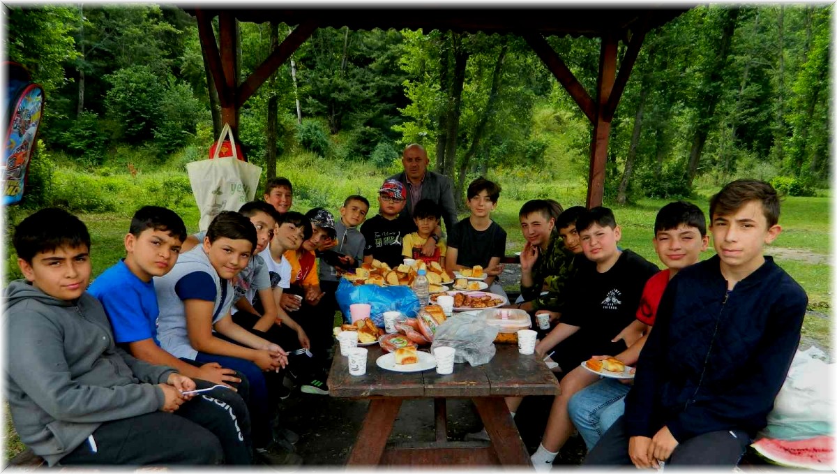 Yaz Kuran kursu öğrencilerine piknik ziyafeti