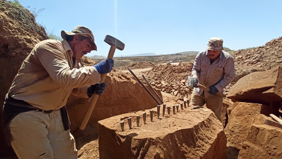 Yaz sıcağında ekmeklerini taştan çıkarıyorlar