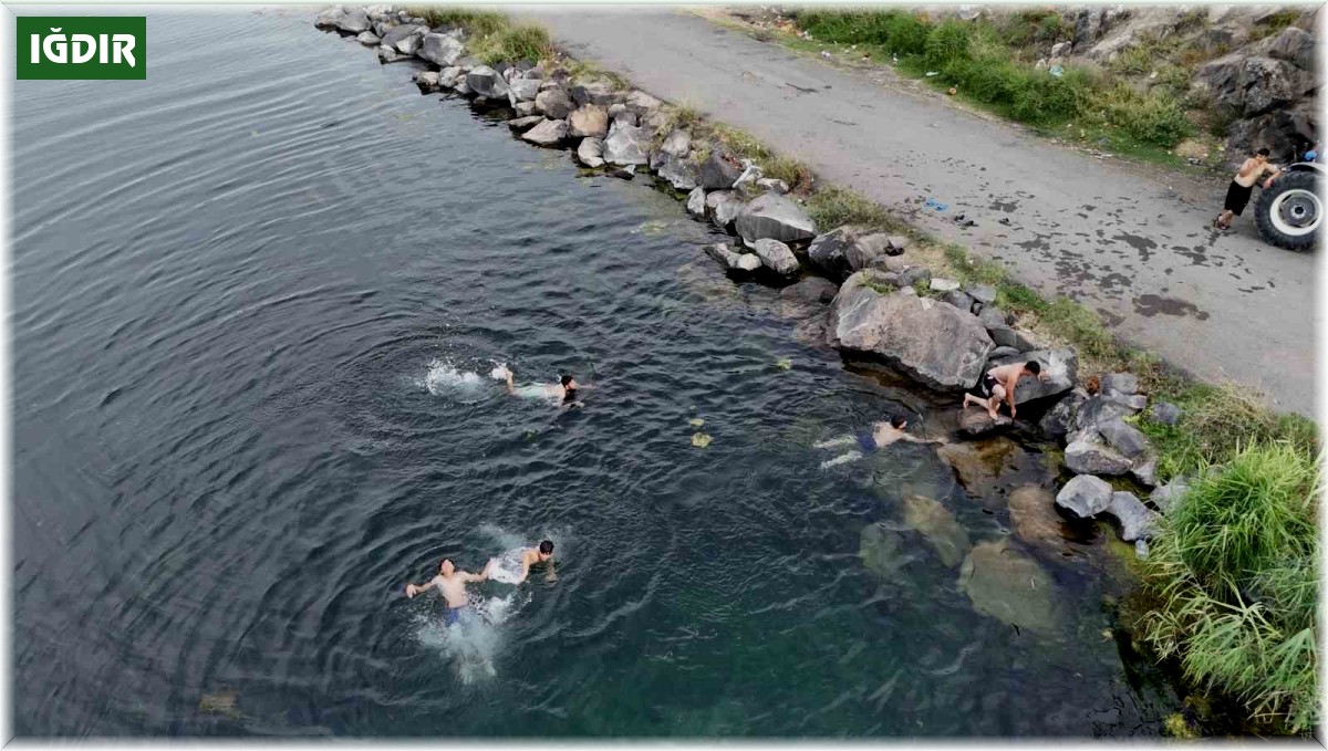 Yaz sıcağında serinlemek isteyenler soluğu Karasu Çayı'nda alıyorlar