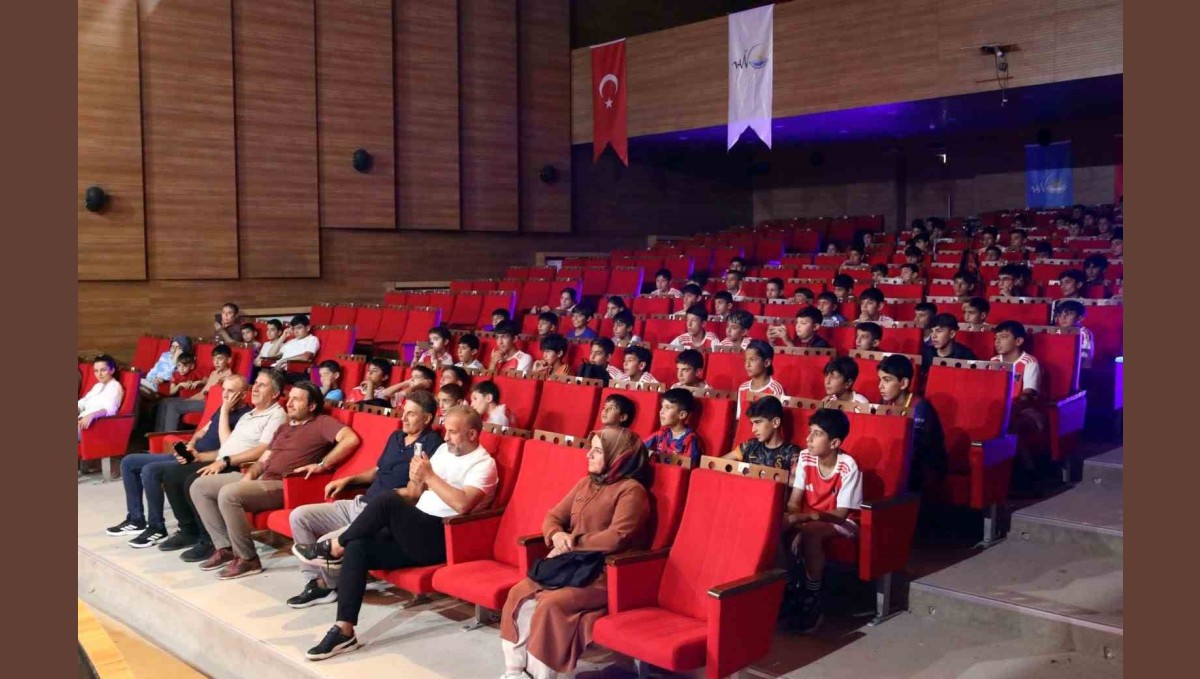 Yaz spor okullarındaki öğrencilere sürpriz sihirbazlık gösterisi